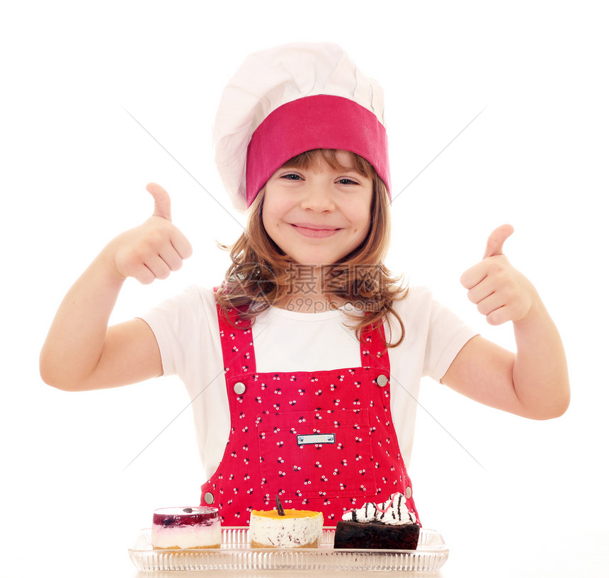 快乐的小女孩用拇指和蛋糕做饭图片