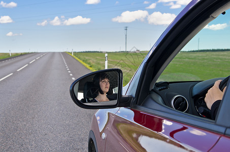 女青年驾驶车背景图片
