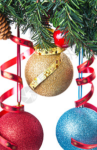 圣诞装饰黄色细绳白色丝带红色背景图片