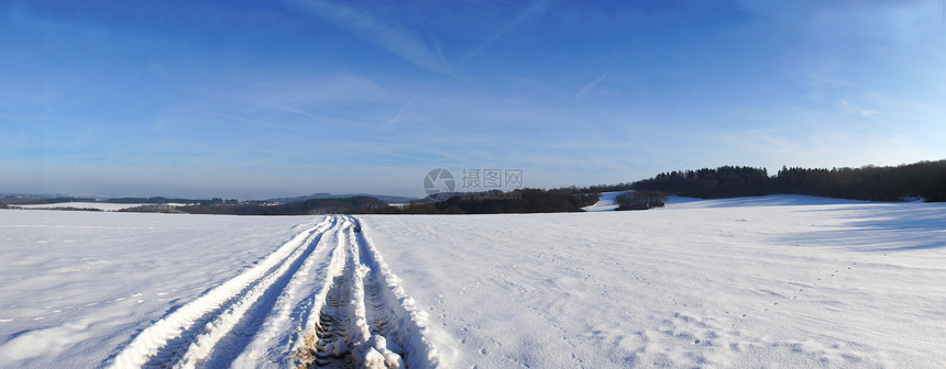 积雪中的轨迹全景履带季节痕迹轮胎曲目拖拉机车道风景寒冷图片