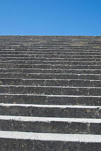 古老的楼梯石头天空蓝色领导背景图片