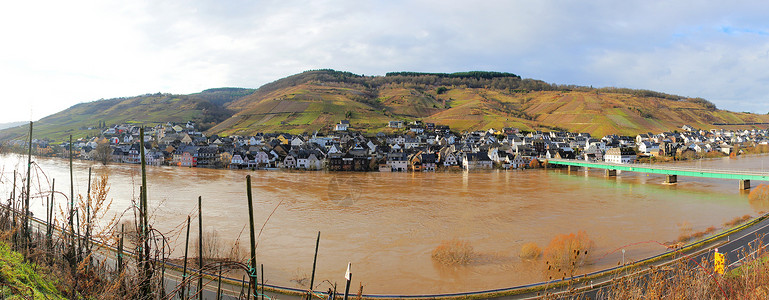 摩塞尔河上的雷勒的洪水全景背景图片