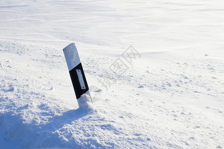 限制积雪中的职位高清图片