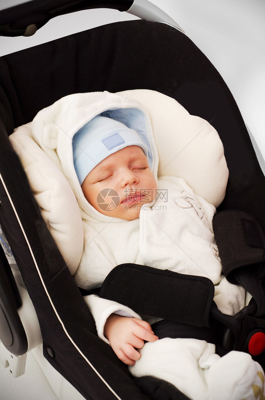 小小男孩睡在汽车座椅上图片