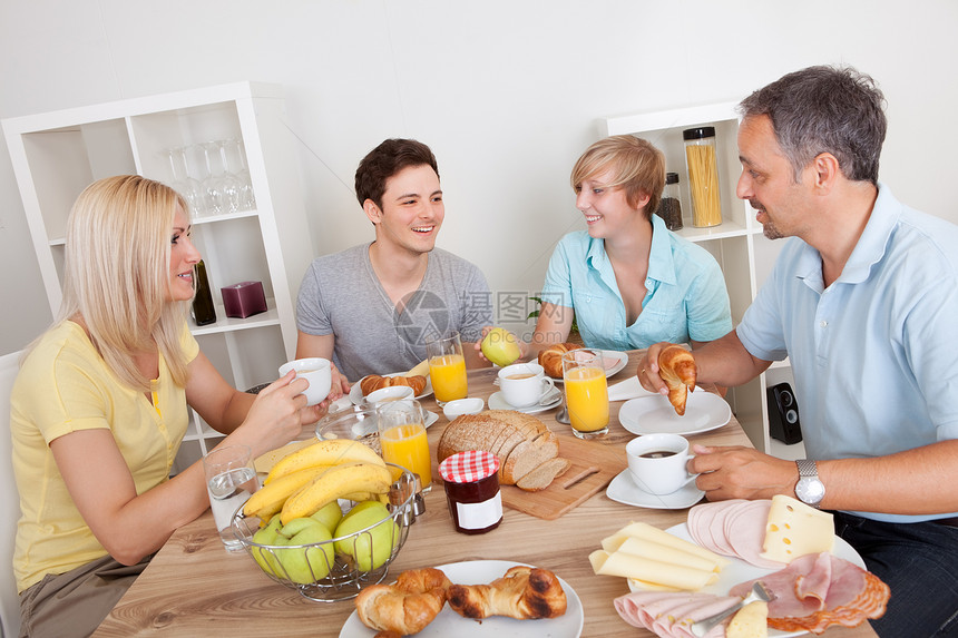 家庭快乐享受早餐吃早餐烹饪母亲女性食物水果父亲姐姐咖啡兄弟女士图片