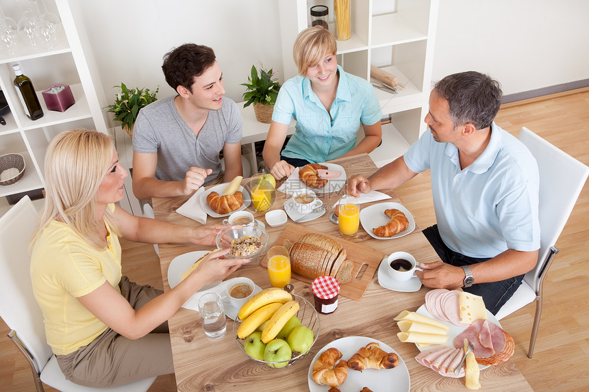 家庭快乐享受早餐吃早餐父亲美食吃饭兄弟食物男人女士母亲时间烹饪图片