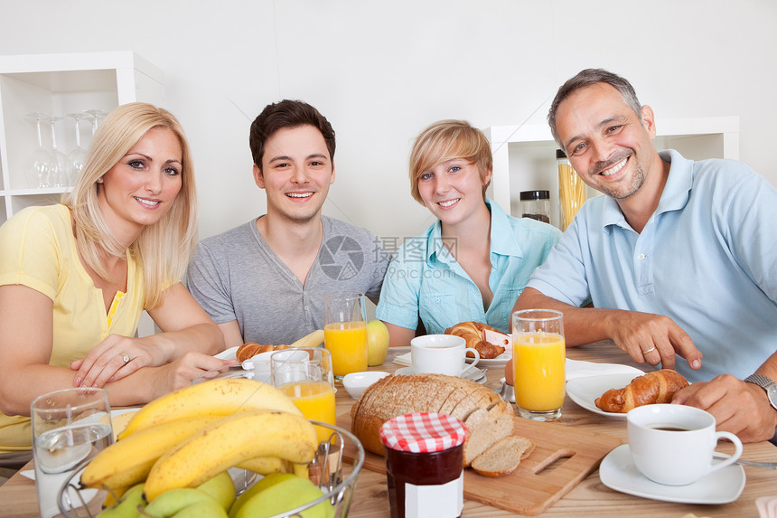 家庭快乐享受早餐吃早餐水果男性咖啡父母男人桌子姐姐饮食吃饭美食图片