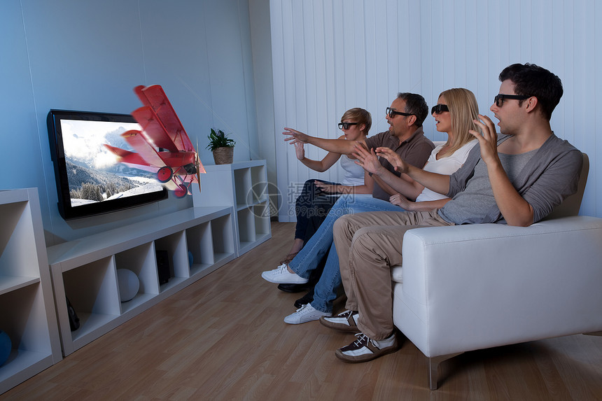 家庭观看3D电视洞察力播送母亲电视享受程序娱乐兄弟姐妹房间女儿图片