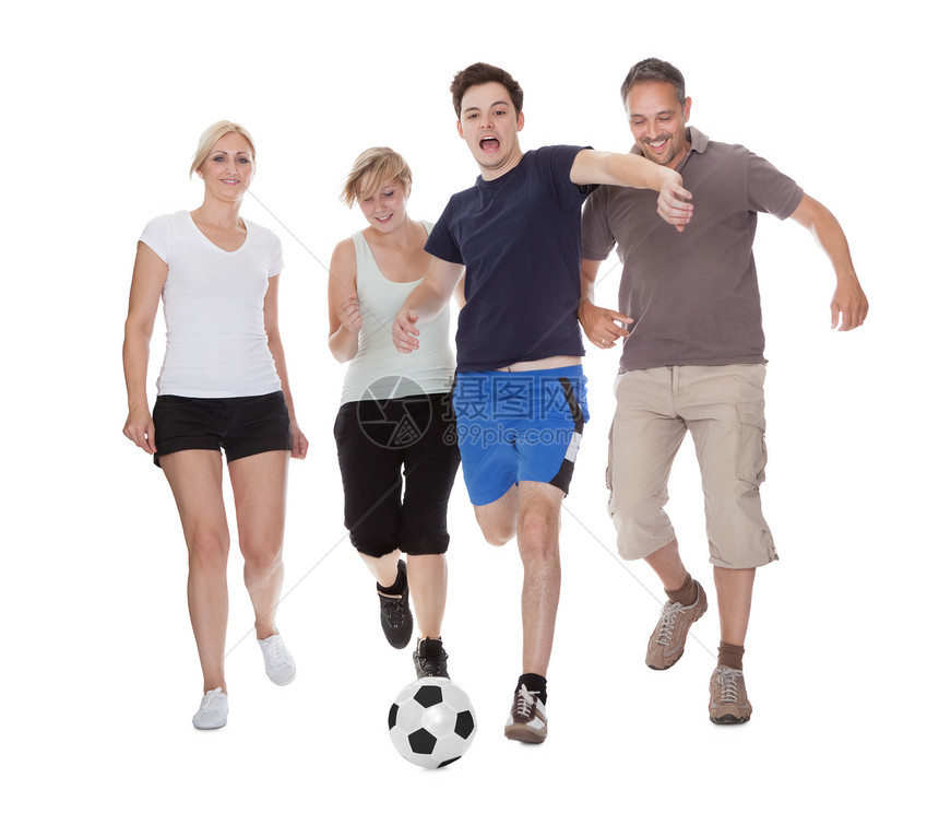 活跃家庭踢足球兄弟姐妹父母儿子母亲足球运动男人游戏跑步父亲图片