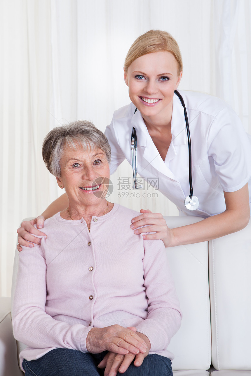 医生和病人坐在包子上的肖像疾病老年家庭护士老化孤独服务帮助护理职业图片