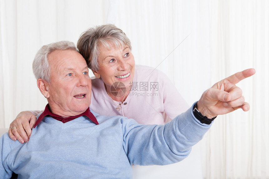 快乐老年夫妇的肖像手势祖父成人夫妻祖父母手指祖母长椅家庭乐趣图片