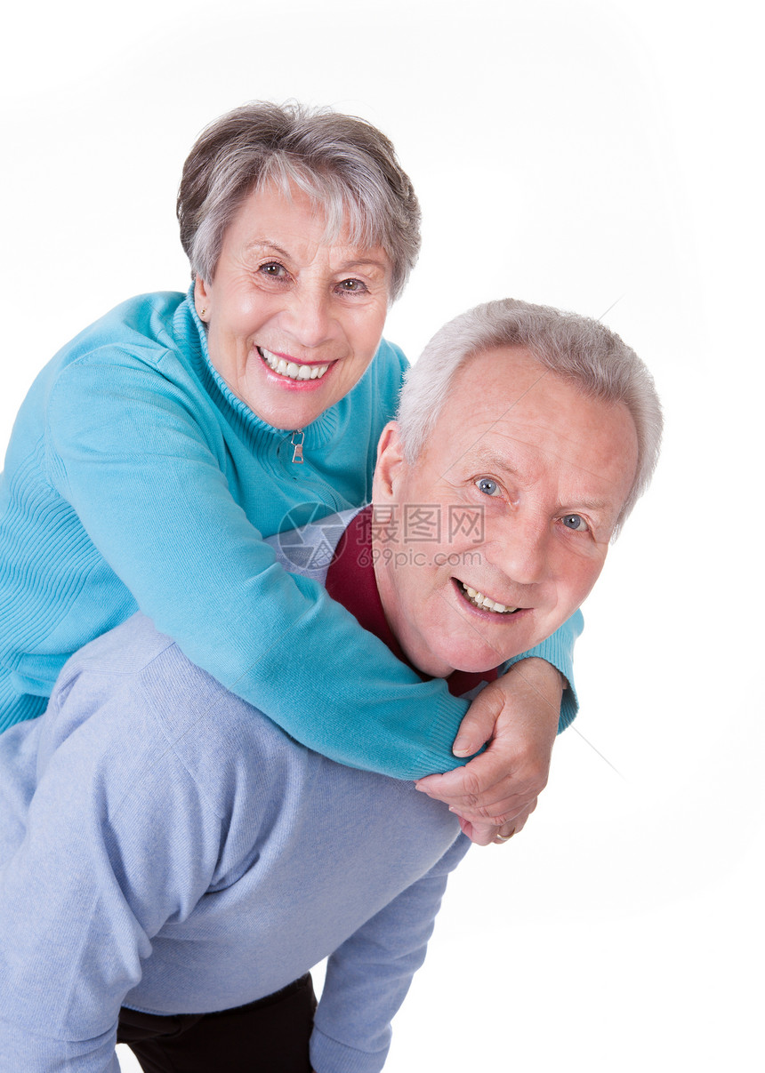 享受搭便车的老夫妇乐趣家庭情人女士闲暇老年拥抱退休夫妻成人图片