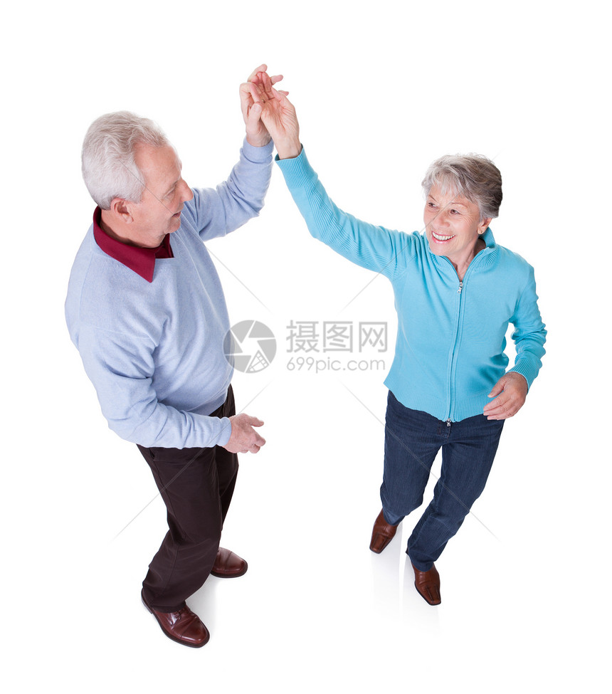 高龄夫妇舞蹈肖像享受微笑高架幸福男人成人喜悦女性快乐舞厅图片