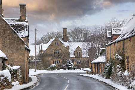 下雪的Cotswold村高清图片