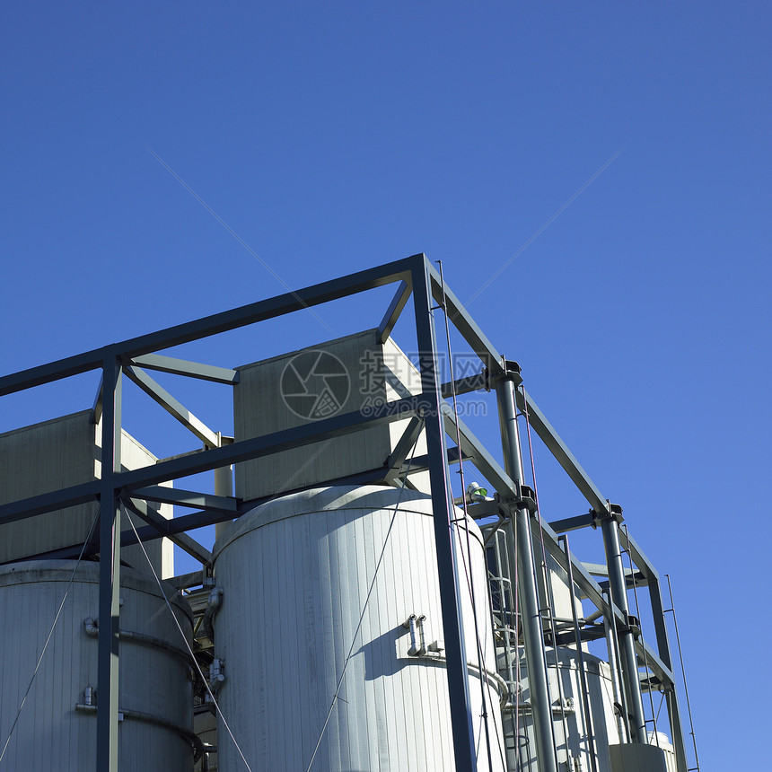 白色大锅大厦建筑商业啤酒厂边缘天空耐用性集装箱制造业存储图片