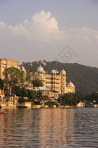 皮丘拉湖印度拉贾斯坦邦Udaipur市城宫建筑群建筑历史建筑学孔雀黄色地标纪念碑旅行城市正方形背景