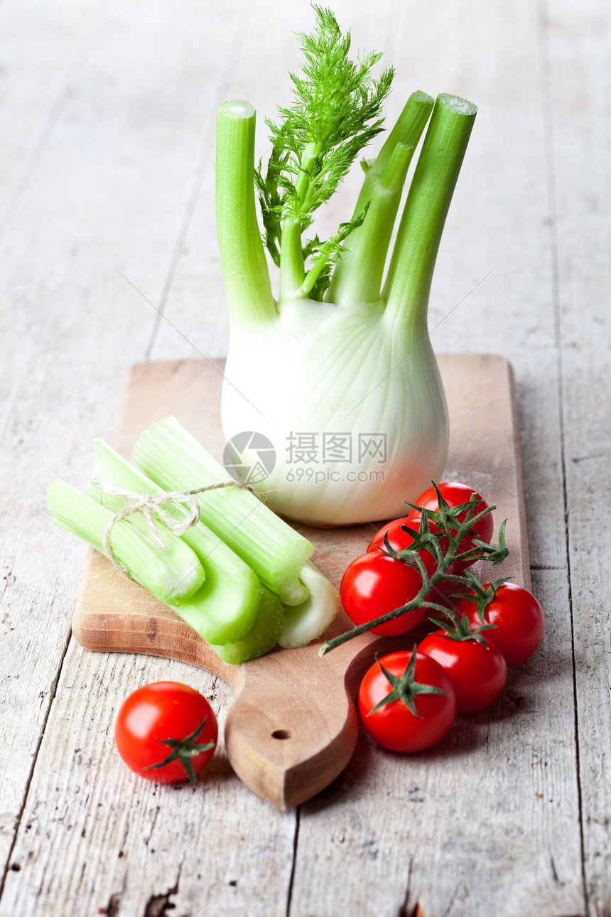新鲜有机纤维 大菜和西红柿红色芹菜食物香料调味品健康木板绿色蔬菜芳香图片