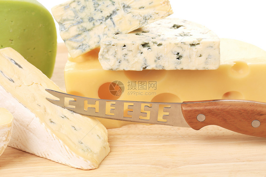 木材上的各种奶酪奶制品烹饪羊乳熟食团体杂货店自助餐蓝色多样性美味图片