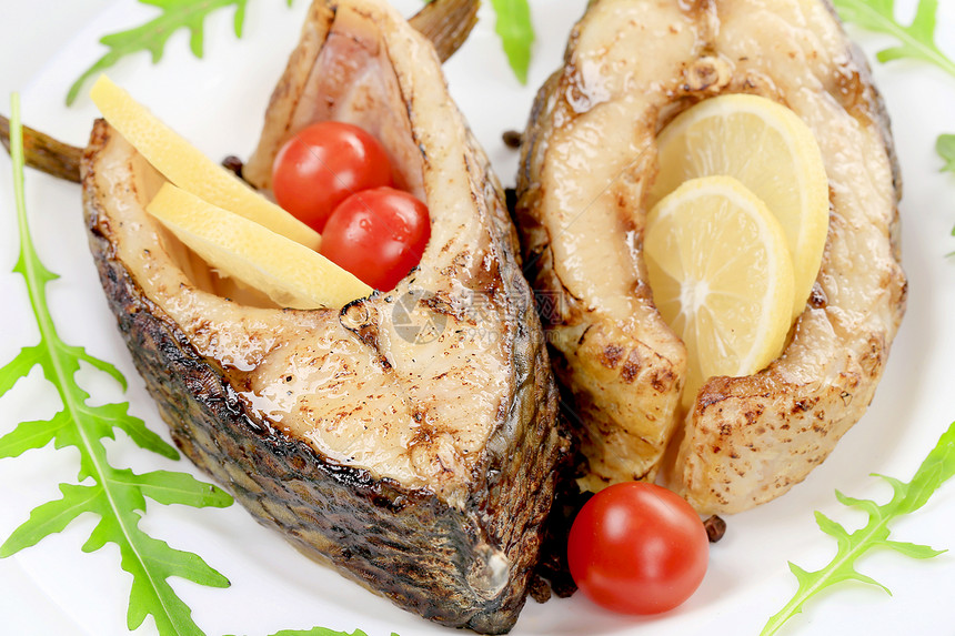 两条炸鱼食物鱼片水平辣椒胡椒油炸营养养分蔬菜炙烤图片