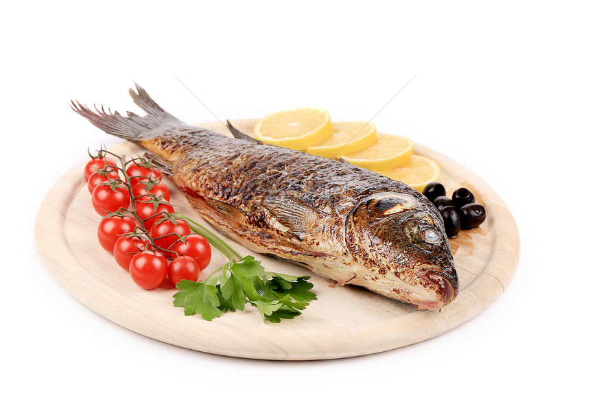 白盘上的炸鱼海鲜午餐蔬菜盘子养分油炸胡椒鱼片香菜沙拉图片
