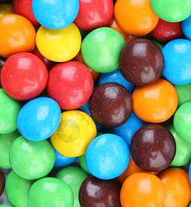 巧克力球在多彩的冰淇淋里回味活力黄色白色水果滴甜点圆形按钮绿色红色多样性背景图片