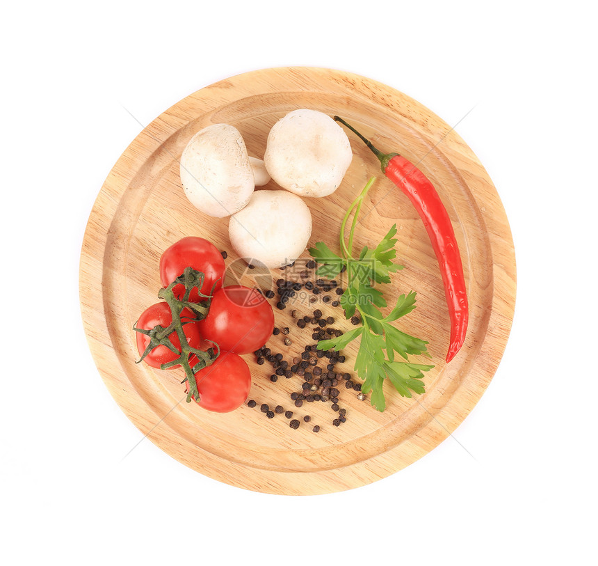 木盘上的蔬菜拼盘胡椒红色绿色香菜辣椒木头圆形图片