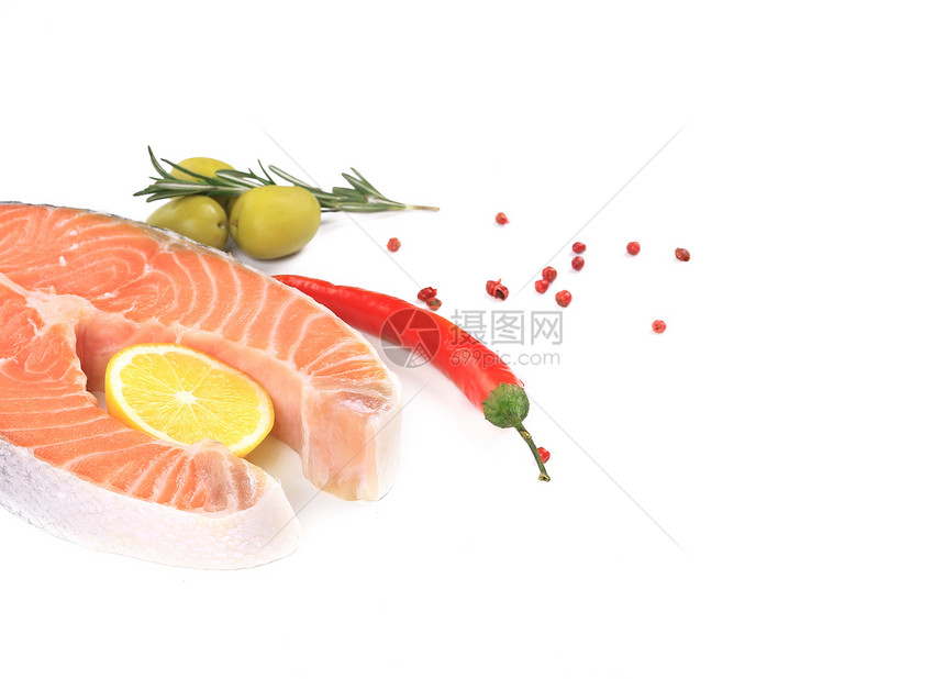新鲜鲑鱼牛排加蔬菜迷迭香鳟鱼绿色白色海鲜餐厅烹饪胡椒营养食物图片