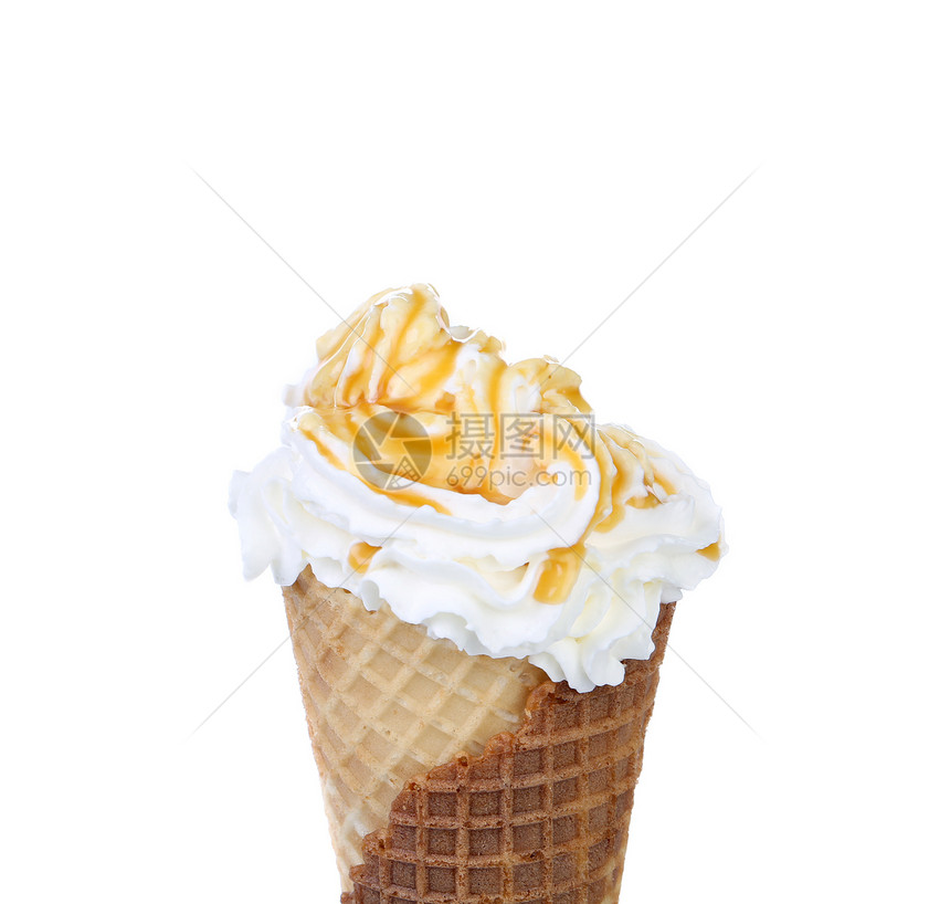 软质服务冰淇淋 加焦糖味道冻结锥体奶油香草配料漩涡产品甜点奶油状图片