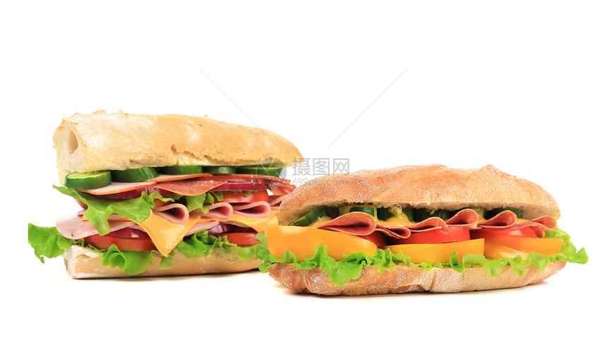 两份美味的三明治加奶酪黄瓜芝麻家禽熏制蔬菜沙拉火腿垃圾洋葱面包图片