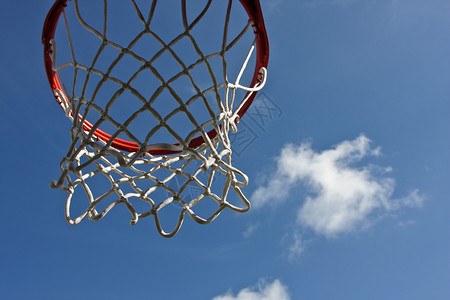 篮球网篮子蓝色太阳闲暇天空背景图片