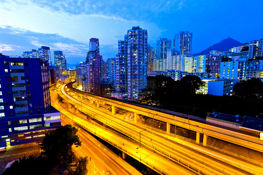 夜间现代城市交通运输时间高峰市中心摩天大楼建筑学景观商业公共汽车中心图片