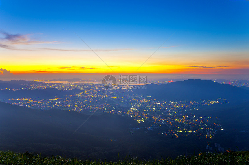 山上美丽的日落场景蓝色阳光晴天旅行金子戏剧性山脉橙子天气图片