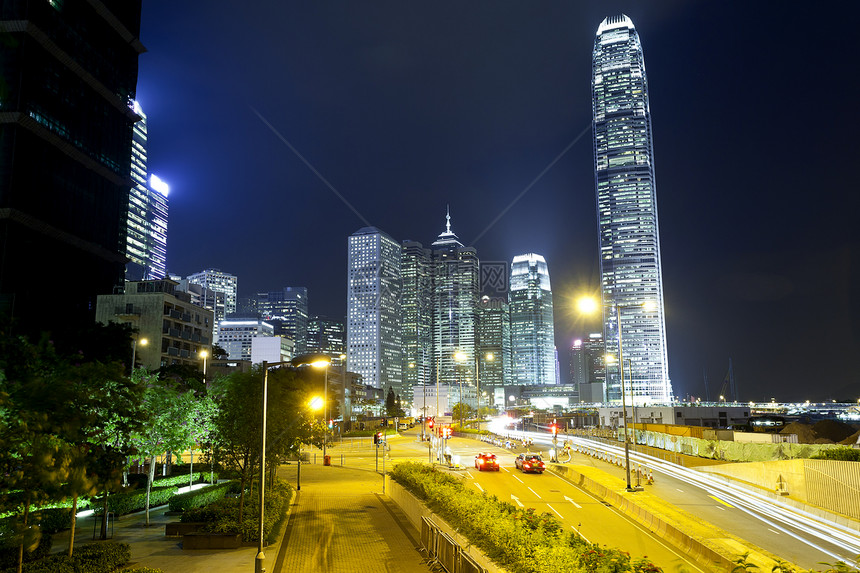 香港交通和夜间摩天大楼办公室全景城市市中心建筑学街道地标运输景观红色天际图片