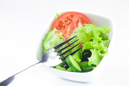 叉子 黑橄榄 小菜 番茄 黄瓜和胡椒草药小吃饮食盘子蔬菜午餐食物叶子沙拉背景图片