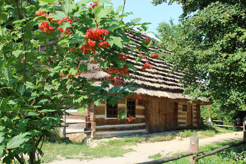 除了一个老旧的农村住宅外 还有一座古红色的乡村房屋图片