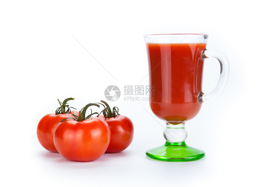 白色背景的红番茄和一杯番茄汁蔬菜沙拉酱食物静物厨房玻璃水样红色图片