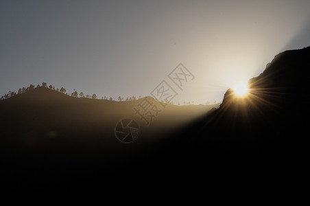 日落在山上太阳沙漠天空橙子背景图片