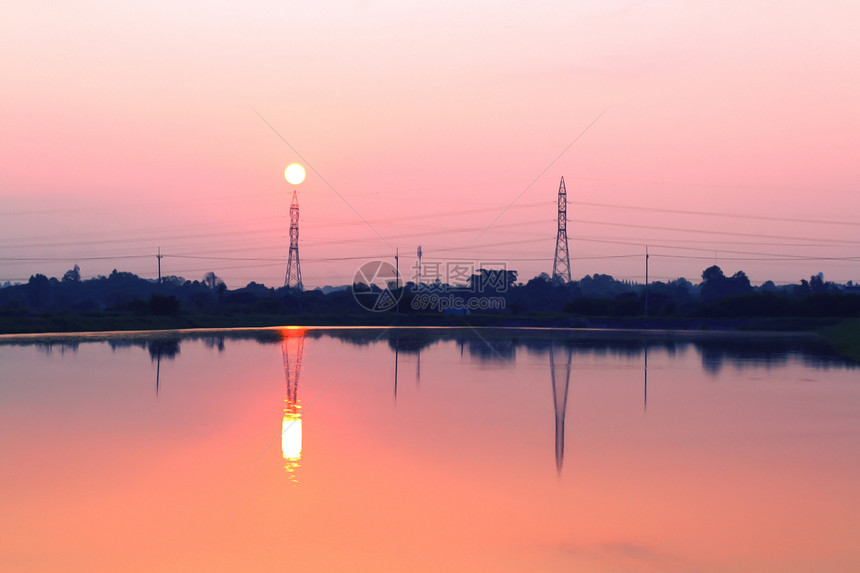 日落时的电话线杆金属活力太阳橙子网络两极住宅力量技术工业图片