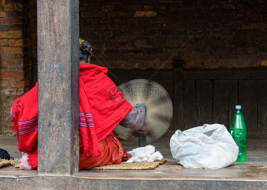 尼泊尔妇女旋转羊毛图片