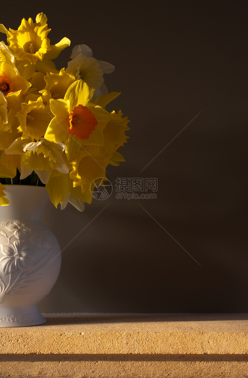 水仙的瓦砾装饰橙子花朵风格装饰品静物花瓶地幔件植物石头图片