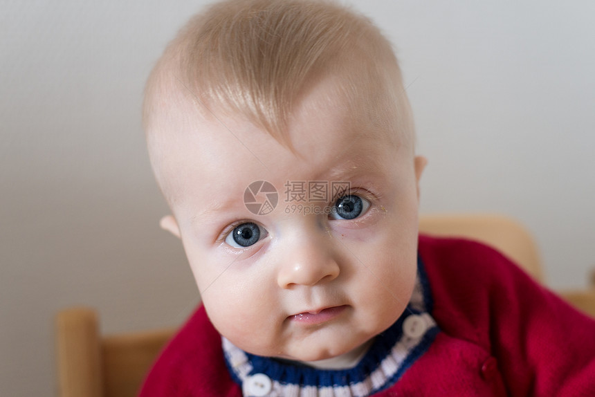 6个月大小男孩的肖像金发男生童年婴儿眼睛时间游戏苏醒学习乐趣图片