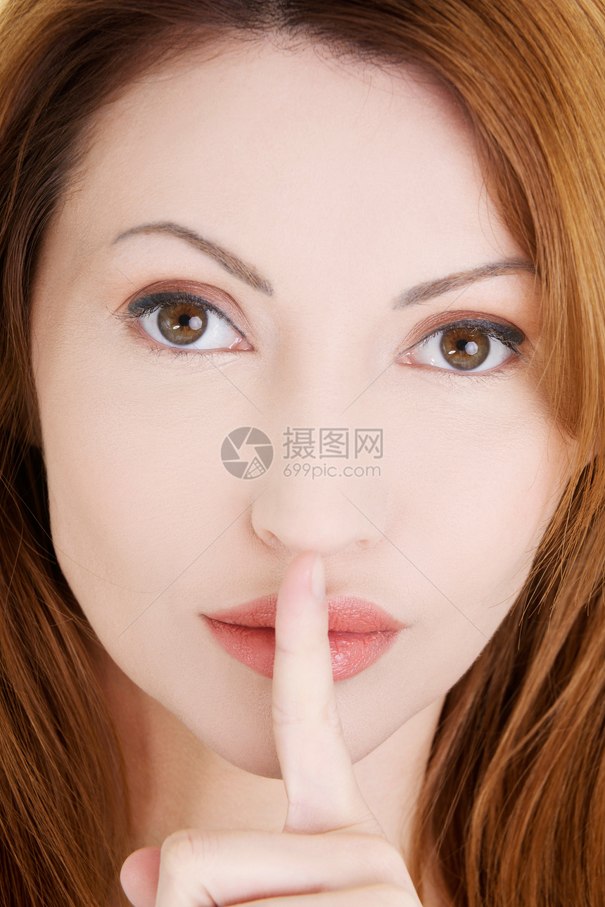 女人用手指在她的嘴唇上女士女孩惊喜白色女性阴谋警告女性化手势秘密图片