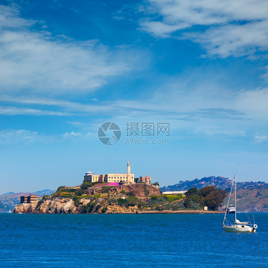 旧金山湾加利福尼亚州Alcatraz岛监狱建筑学景点博物馆海岸灯塔旅行建筑岩石天空帆船图片