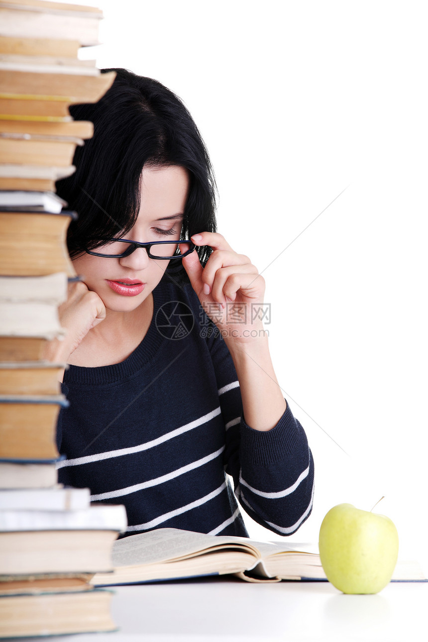 在书桌学习的年轻女学生多样性历史智慧图书馆女士学校书店科学青年知识图片