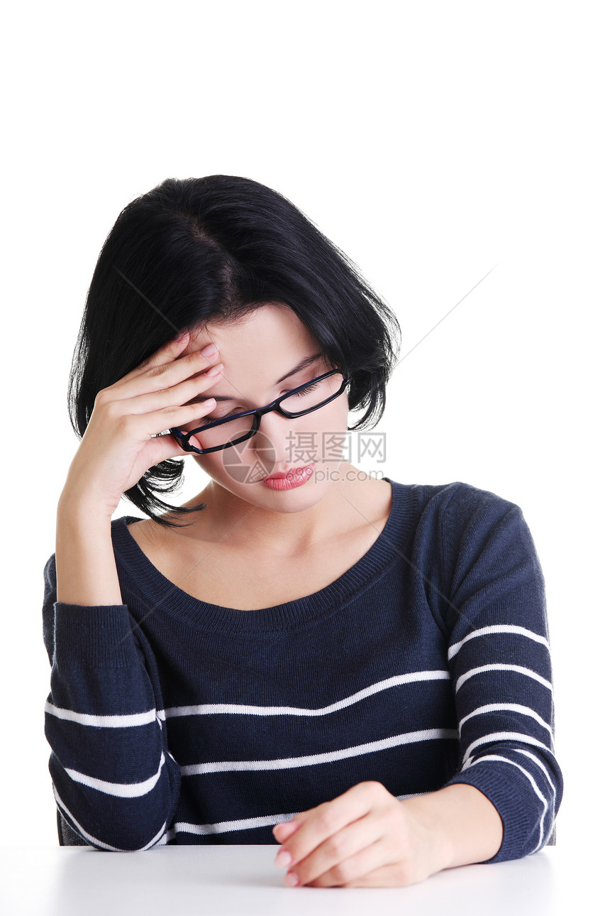 年轻悲伤的女人 有大问题或抑郁症白色压力女孩青少年黑发伤害桌子女士成人情绪化图片