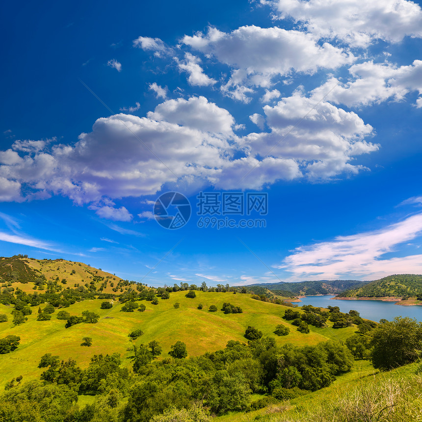 加州草原山丘和湖 在蓝天空的春天图片