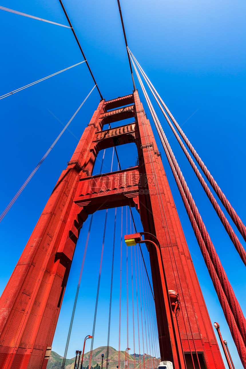 金门大桥在旧金山的详情 加利福尼亚州橙子建造建筑学电缆旅行交通工程运输天空地标图片