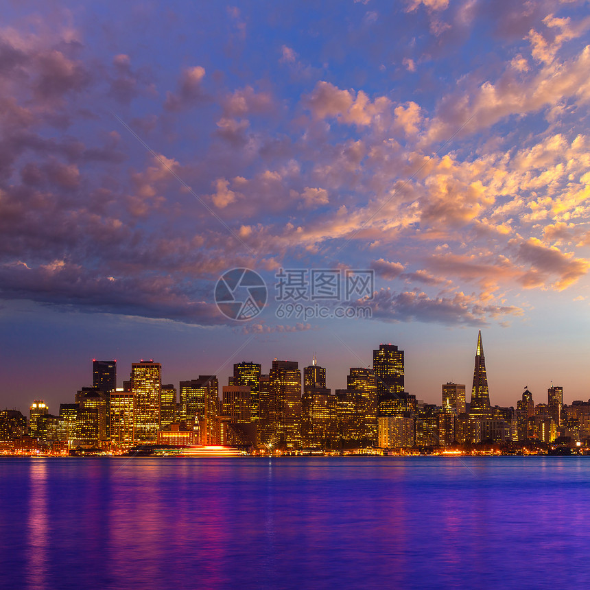 旧金山日落天线加利福尼亚湾水反射系统市中心旅行天际摩天大楼日落地标景观建筑物城市海洋图片