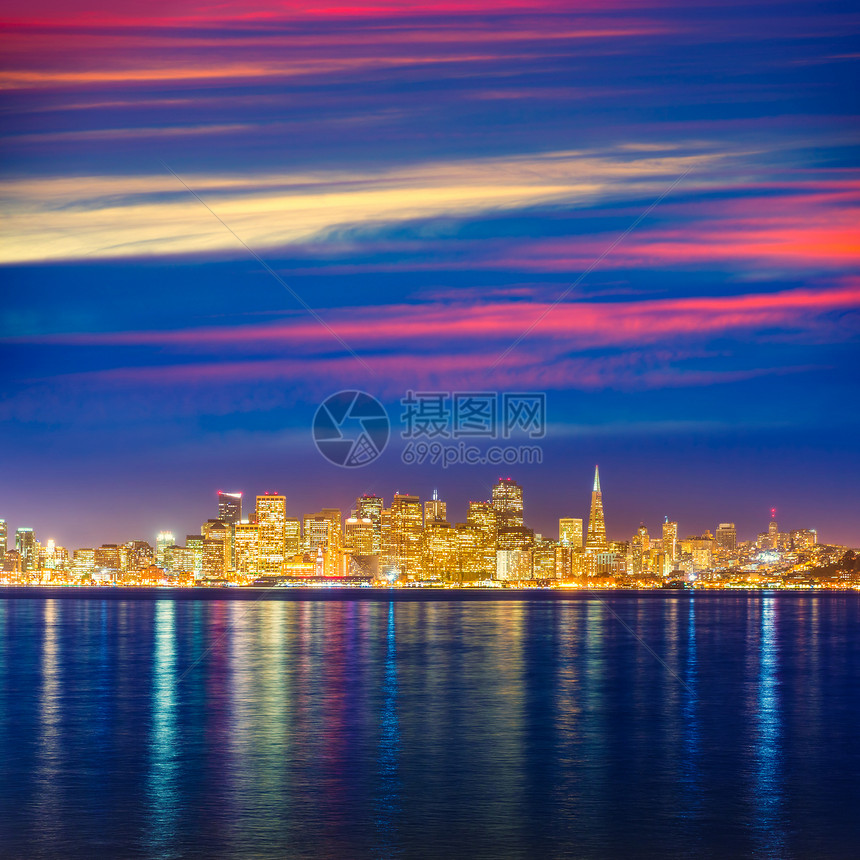 旧金山日落天线加利福尼亚湾水反射系统天际摩天大楼海洋景观市中心日落建筑物旅行建筑学蓝色图片