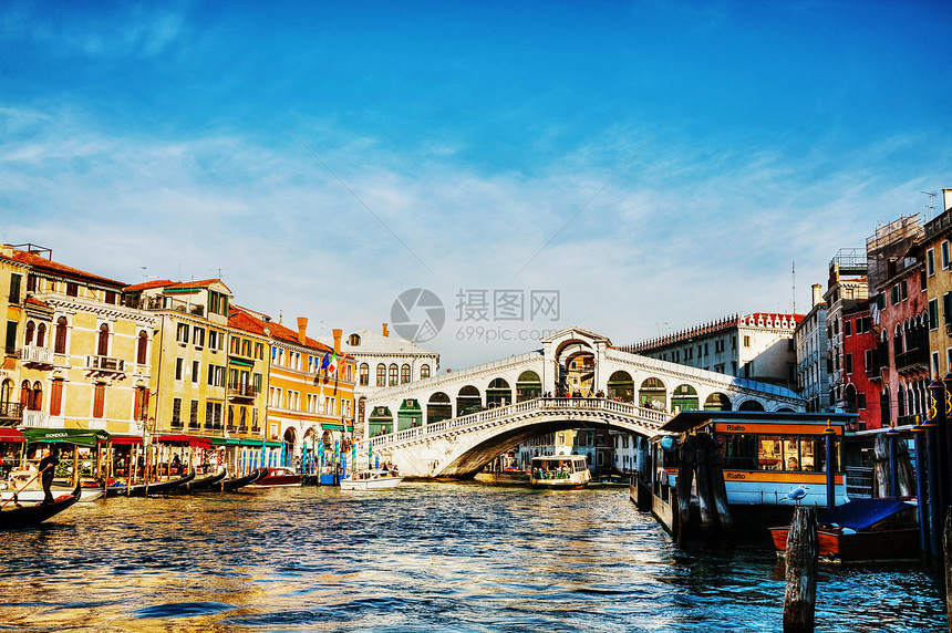 位于意大利威尼斯的Rialto桥航海地标城市运河血管历史游客缆车旅行天空图片